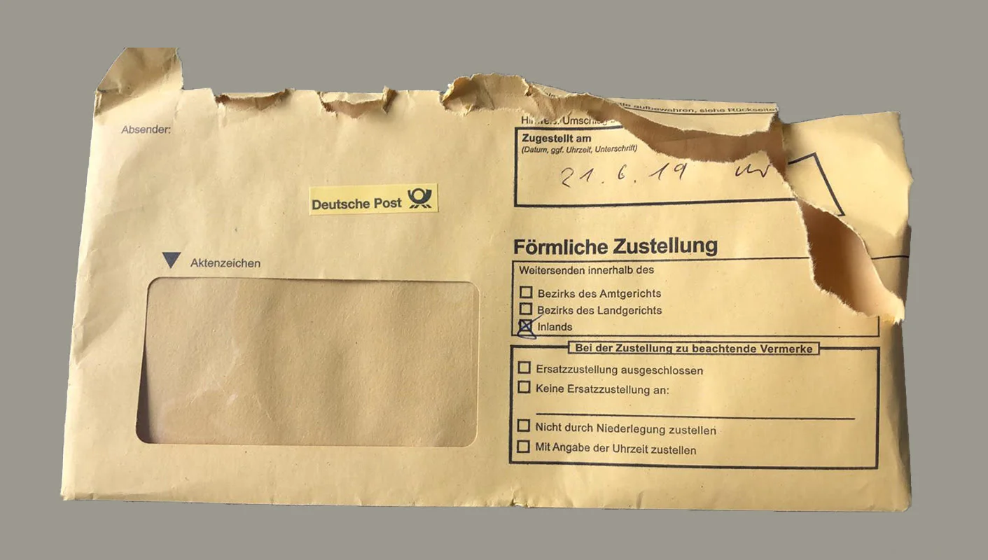 Zustellungsumschlag eines Bußgeldbescheids mit Vermerk zur förmlichen Zustellung