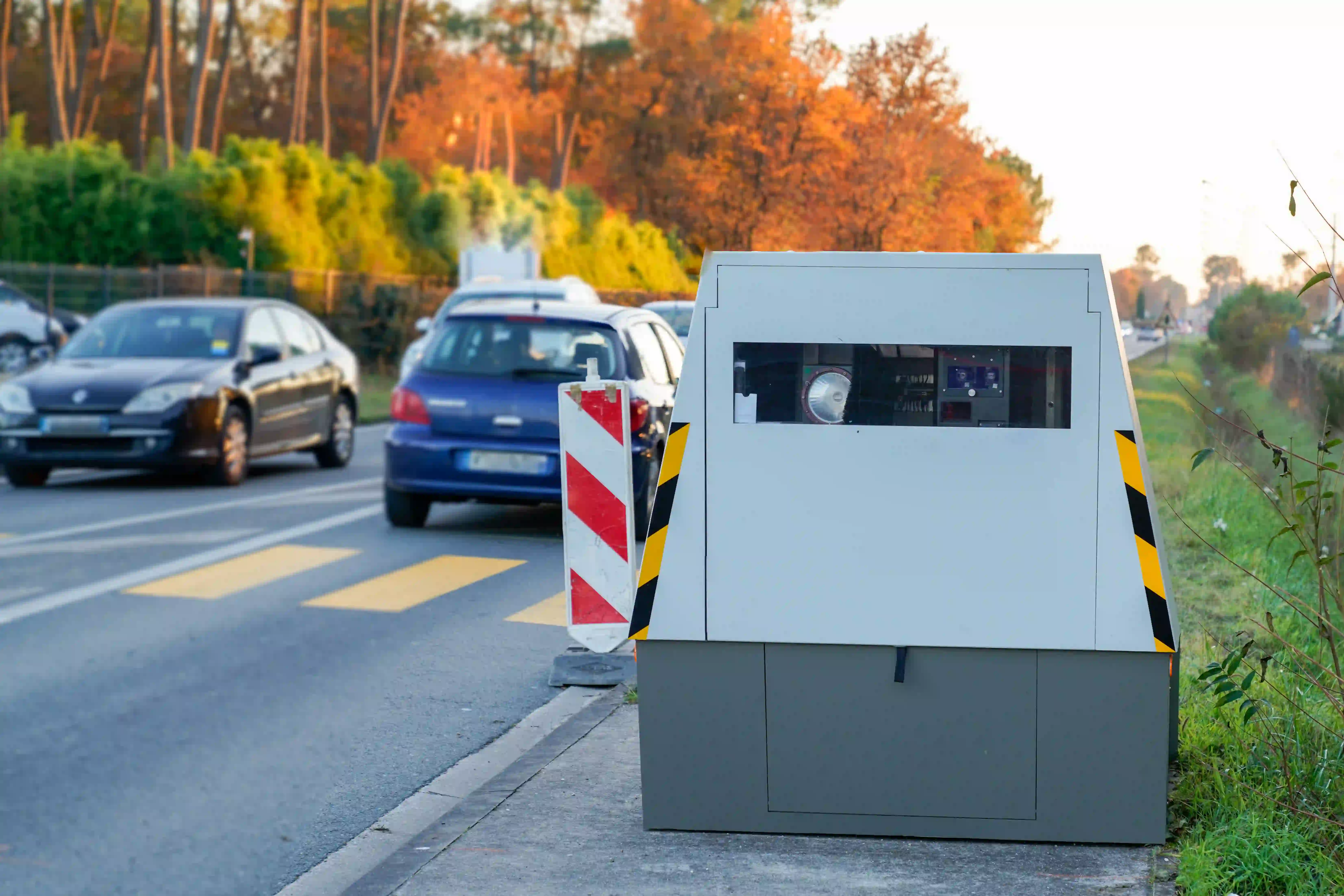 Enforcement Trailer am Straßenrand Enforcement Trailer als semistationärer Blitzer-Anhänger am Straßenrand