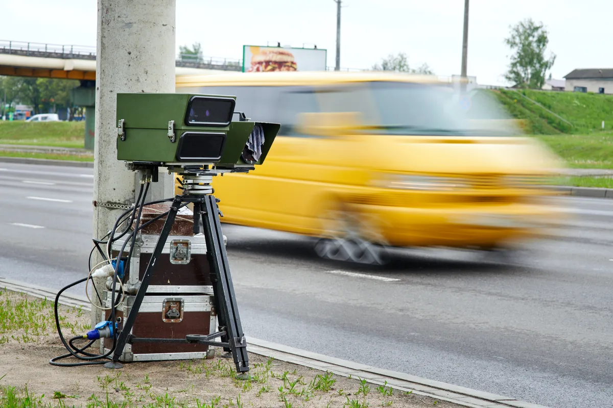 Mobiles PoliScan-Messgerät am Straßenrand bei einer Geschwindigkeitsmessung