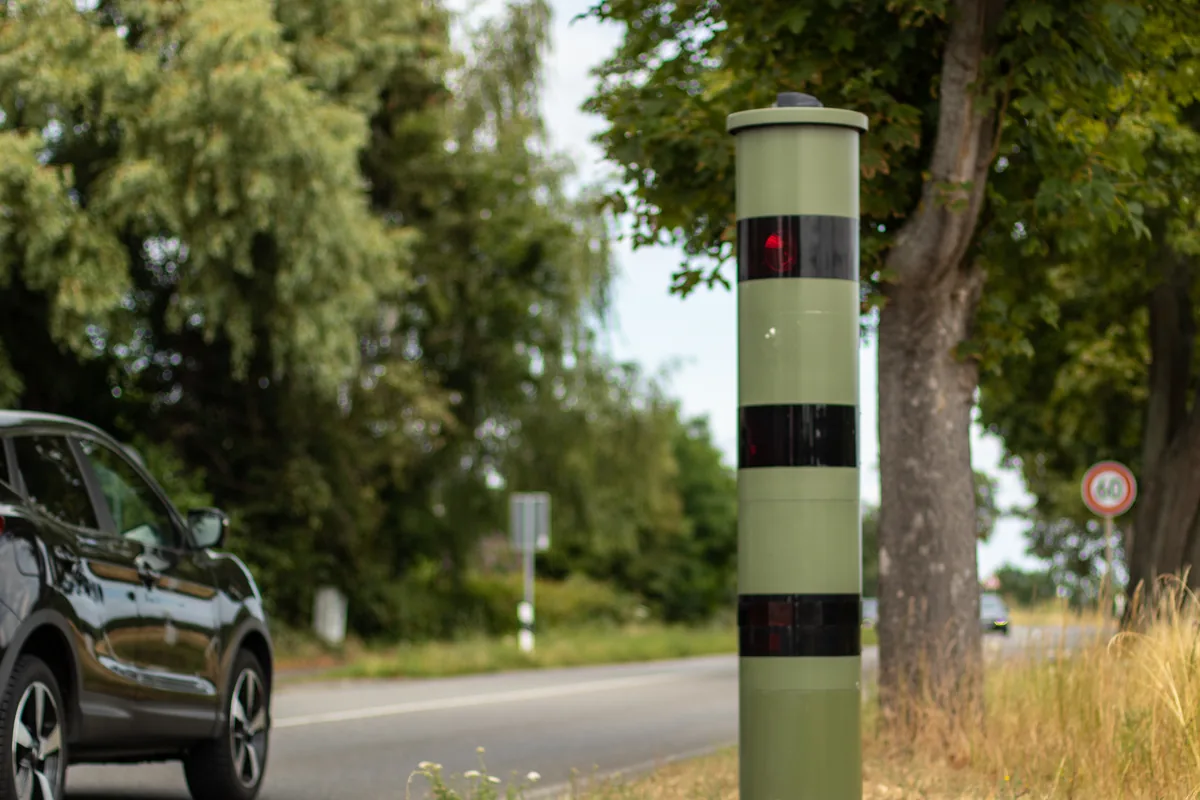 Stationäres PoliScan-Gerät am Straßenrand
