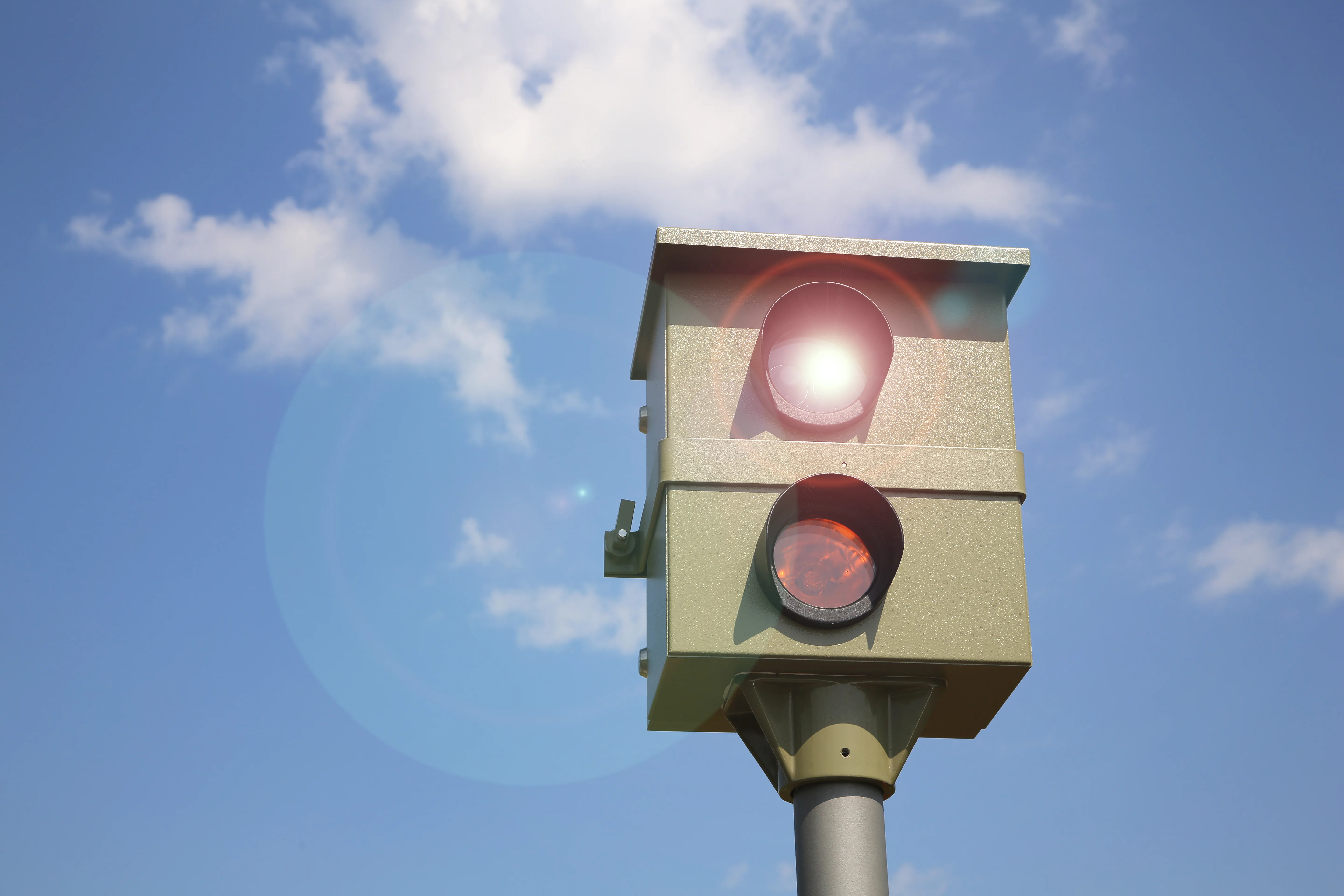TraffiPhot-Anlage zur Rotlicht- und Verkehrsüberwachung vor blauem Himmel