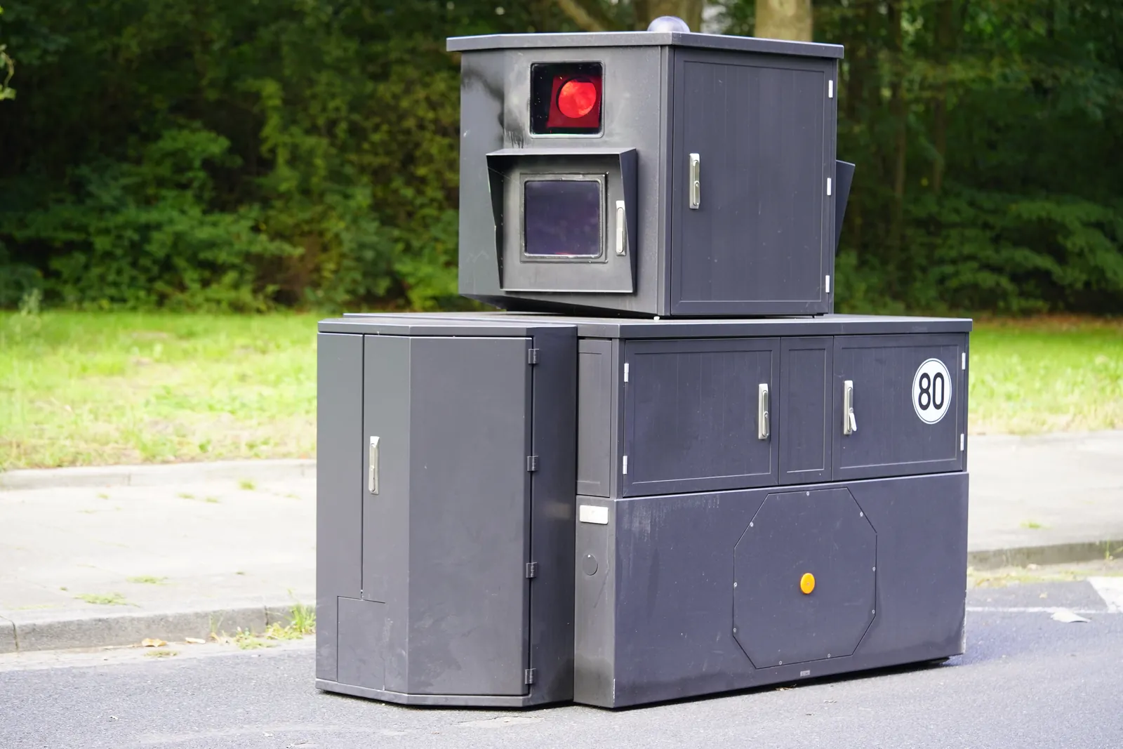 Semistation S350 zur Geschwindigkeitsüberwachung am Straßenrand