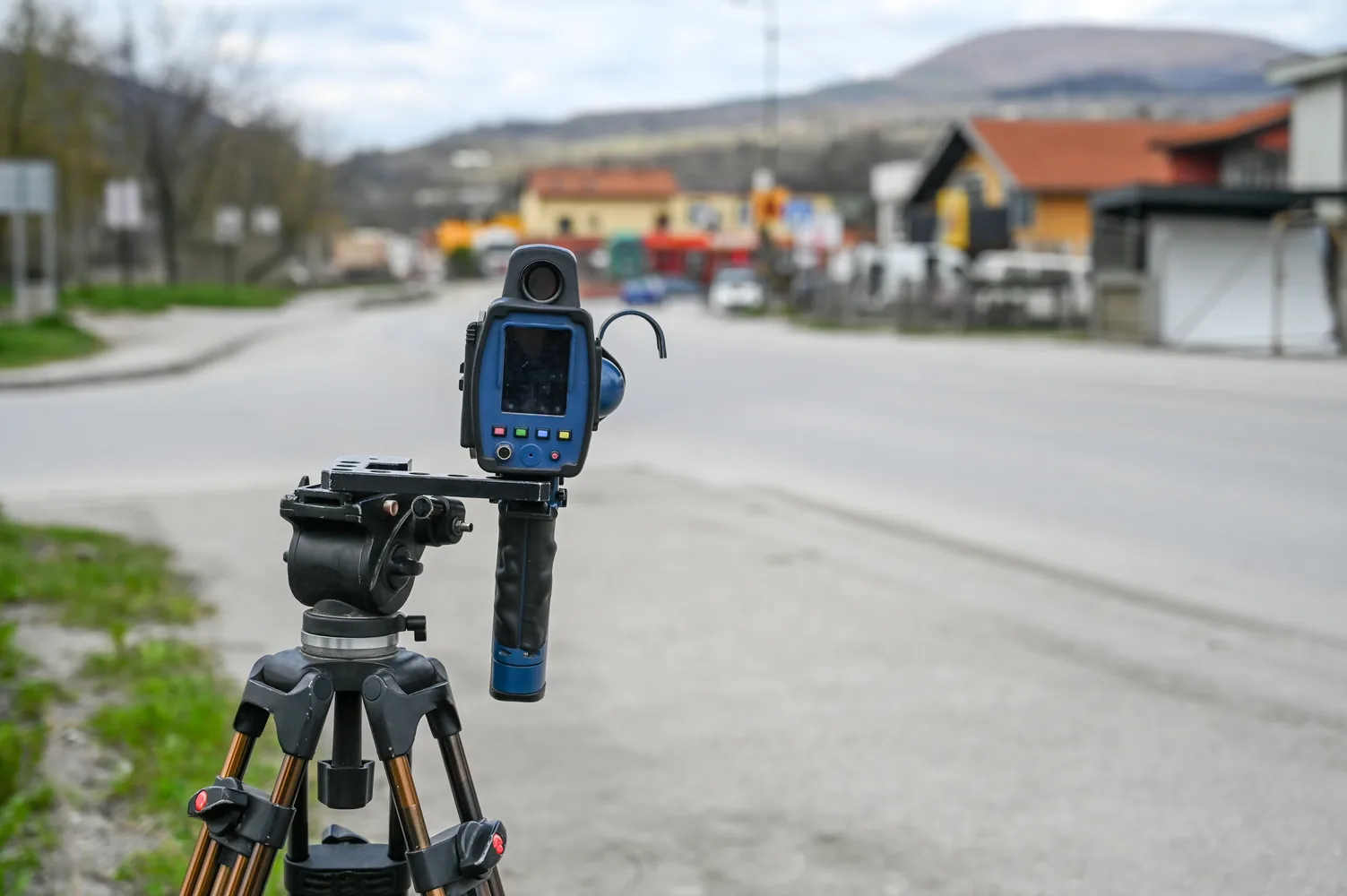 TruCAM Lasermessgerät auf einem Stativ an einer Straße