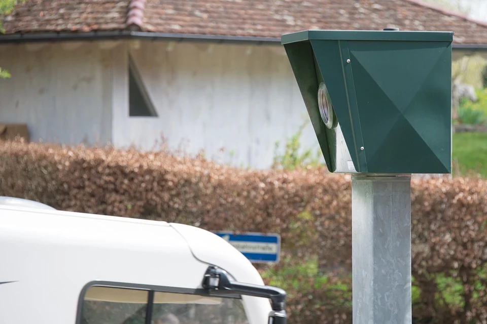 Stationärer Mast einer Verkehrsüberwachungsanlage