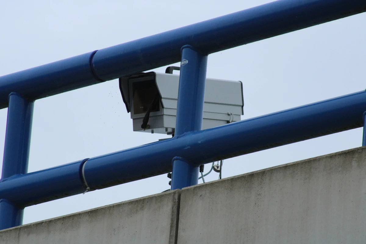 Kamera an einer Brücke zur Verkehrsüberwachung